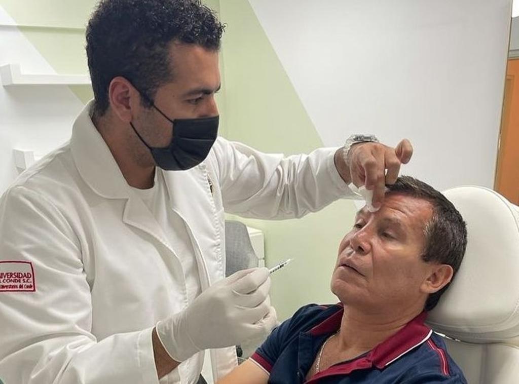 Hace un par de días, el legendario boxeador mexicano, Julio César Chávez, sorprendió a sus seguidores al compartir el proceso que realizó para acudir con uno de sus amigos médicos y realizarse algunos 'arreglitos' en el rostro.  (ESPECIAL) 
