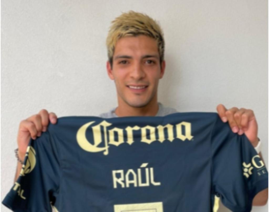 El mexicano Raúl Jiménez demostró que aún lleva en sus recuerdos al América, y es que el jugador posó con la nueva camiseta del equipo en sus redes sociales. (ESPECIAL) 
