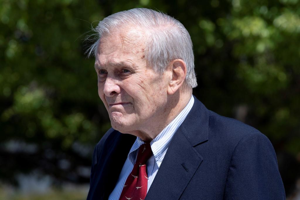  Donald Rumsfeld, que fue secretario de Defensa de EUA  en dos ocasiones y tuvo un papel clave en la invasión de Irak en 2003, falleció a los 88 años, informó este miércoles su familia en un comunicado.
