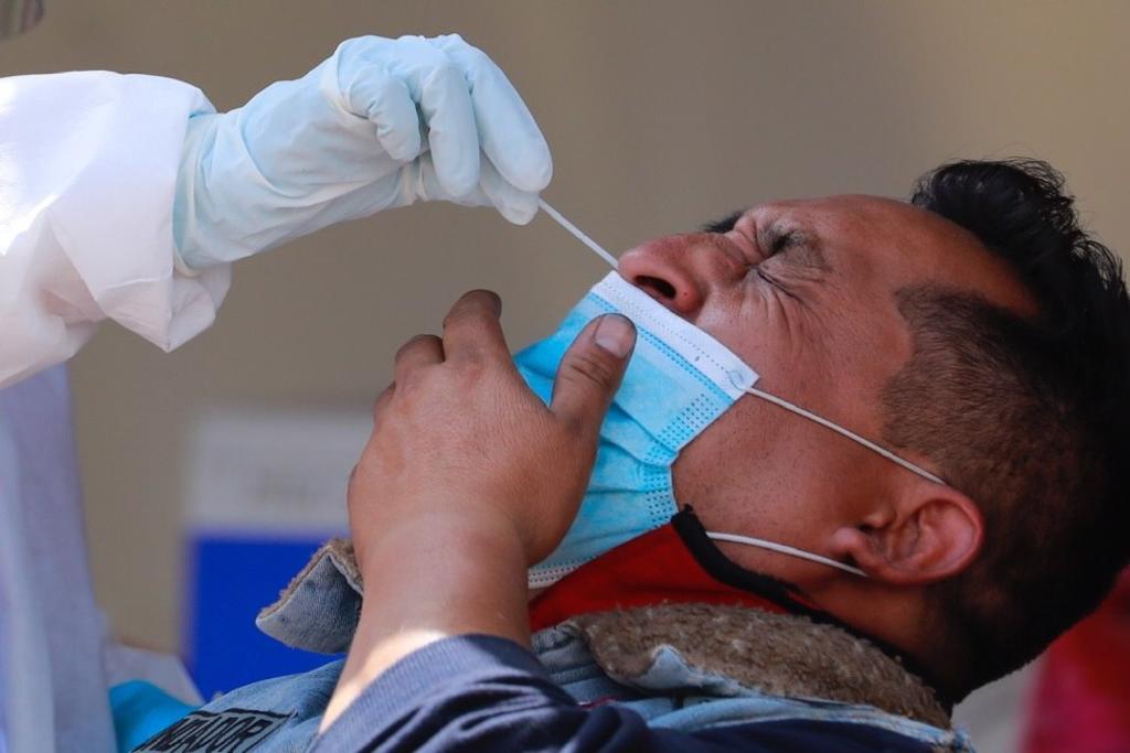 México reportó 244 nuevas muertes por la COVID-19 en las últimas 24 horas, para un total de 233,047 decesos, informó este miércoles la Secretaría de Salud, que también indicó que el país llegó a 45.11 millones de vacunas aplicadas. (ARCHIVO)