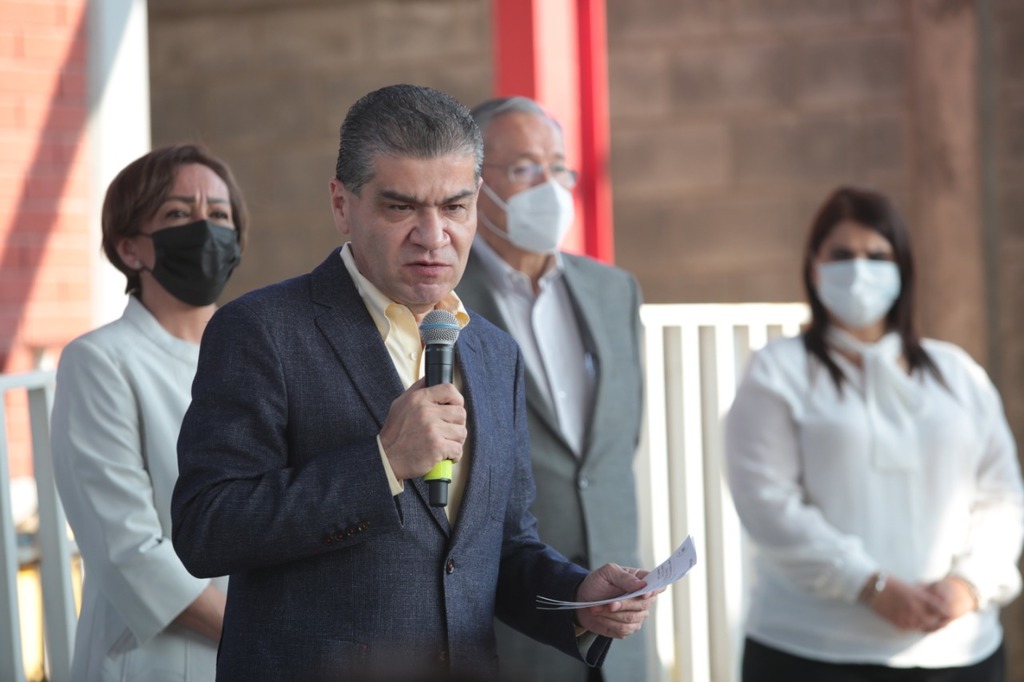 El gobernador Miguel Ángel Riquelme entregó mobiliario y material de salud a 274 escuelas de educación básica.