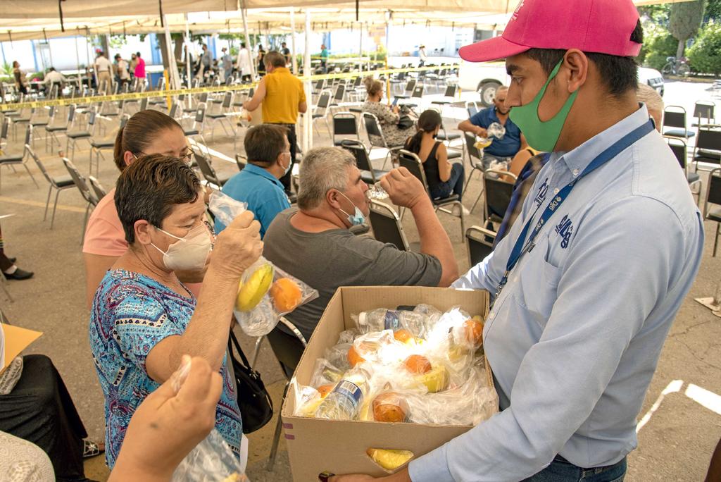 El personal del Sistema de Desarrollo Integral de la Familia (DIF) en La Laguna de Durango, recorre los puntos de vacunación del municipio de Gómez Palacio.
(EL SIGLO DE TORREÓN)