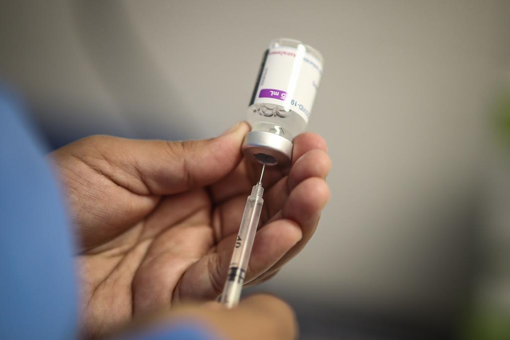 La alcaldía de Buenos Aires realizará un estudio con voluntarios para completar el esquema de inmunización contra el nuevo coronavirus mediante la combinación de la vacuna rusa Sputnik V con las de los laboratorios AstraZeneca y Sinopharm. (ARCHIVO) 
