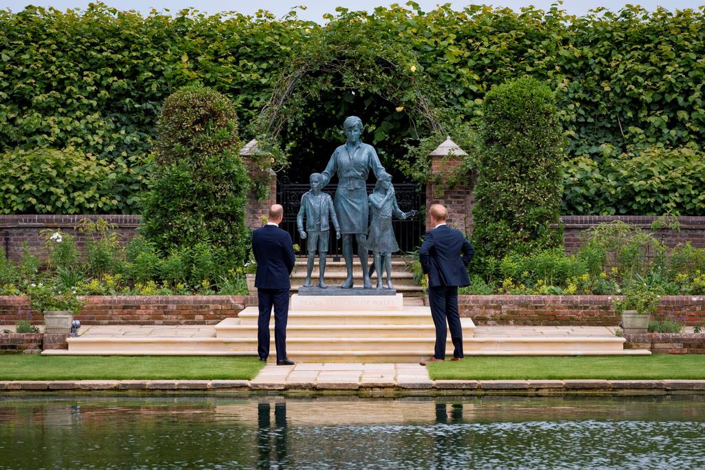Los príncipes Guillermo y Enrique (William y Harry respectivamente) se dieron una tregua en medio de su tormentosa relación para desvelar juntos este jueves en los jardines de Kensington, en Londres, una estatua en honor a su madre, Diana de Gales, que hoy cumpliría 60 años. (ARCHIVO) 