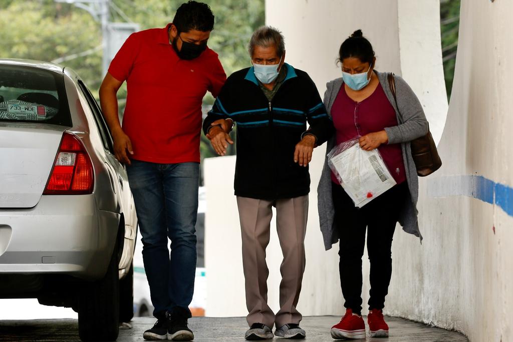 México reportó 201 nuevas muertes por la COVID-19 en las últimas 24 horas, para un total de 233,248 decesos, informó este jueves la Secretaría de Salud, que también indicó que el país llegó a 45.89 millones de vacunas aplicadas. (EFE)