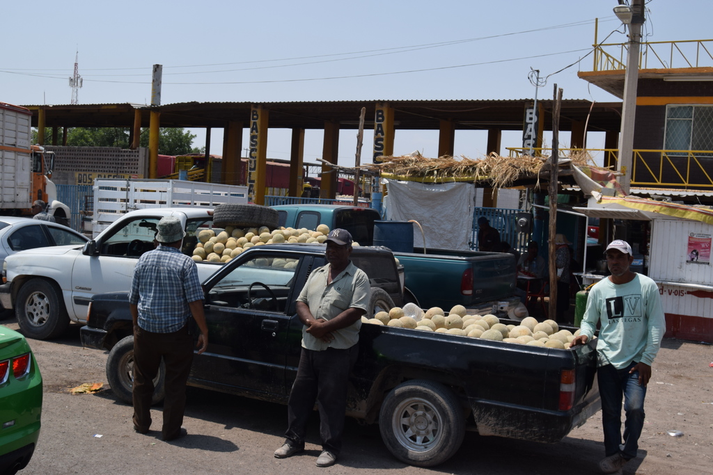 Autoridades vigilan que los intermediarios no se aprovechen de los productores y sigan bajando el precio de la fruta. (EL SIGLO DE TORREÓN) 