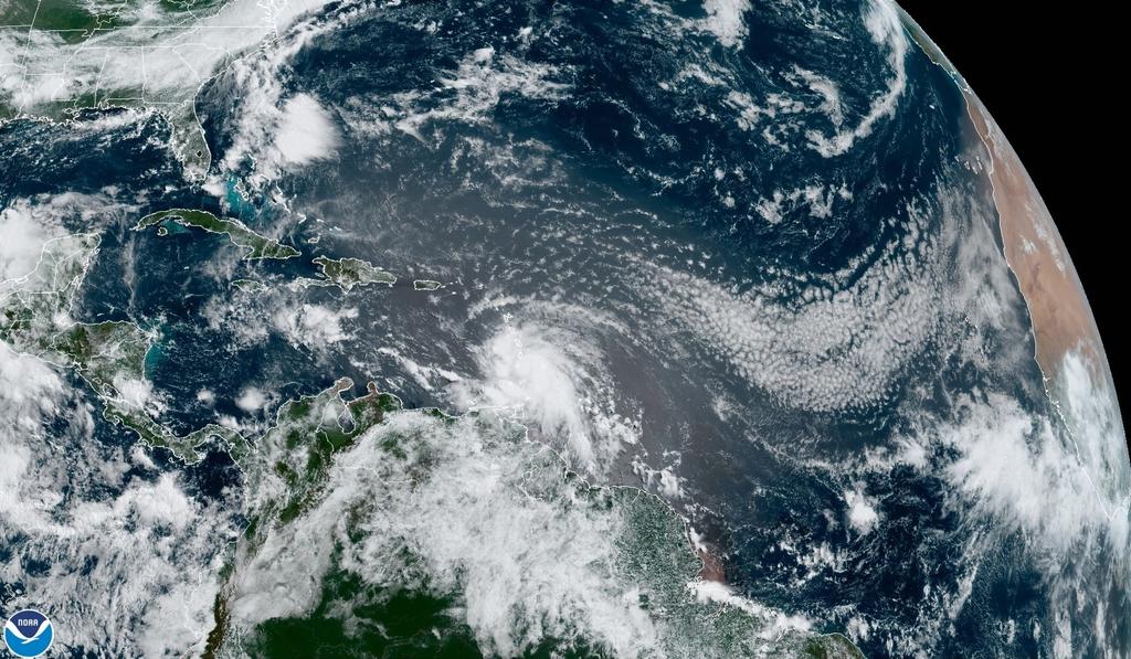 El centro de 'Elsa', el primer huracán del año en la cuenca atlántica, se localiza a unas 5 millas (10 km) de San Vicente y las Granadinas con vientos máximos sostenidos de 75 millas por hora (120 km/h), tras pasar cerca de Barbados, informó el Centro Nacional de Huracanes (NHC, en inglés) de Estados Unidos. (EFE) 