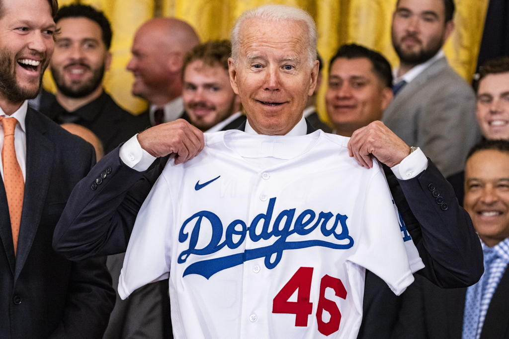 El presidente Joe Biden elogió la capacidad del deporte para curar las heridas y unir a un país en un momento de crisis, al recibir el viernes en la Casa Blanca a los Dodgers de Los Ángeles, campeones de la Serie Mundial. (EFE) 
