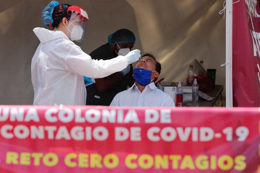 México registró 177 nuevas muertes por la COVID-19 en las últimas 24 horas, para un total de 233,425 decesos, informó este jueves la Secretaría de Salud, que también indicó que el país llegó a 46.5 millones de vacunas aplicadas. (ARCHIVO)