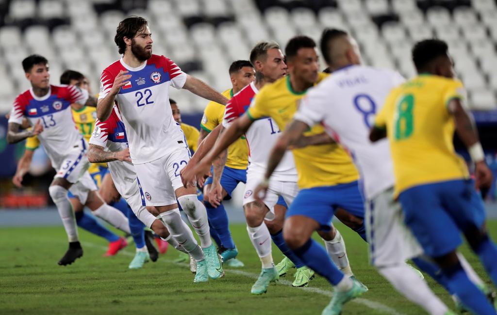 Brasil, con un jugador menos a la mitad del partido y un gol de Lucas Paquetá, se impuso este viernes a Chile por 1-0 y avanzó a semifinales de la Copa América, en las que se medirá con Perú, que venció a Paraguay en los penaltis por 4-3 tras empatar 3-3 en el tiempo reglamentario. (ARCHIVO)