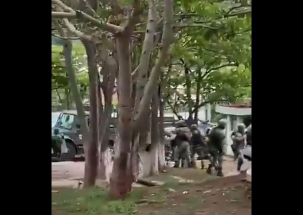 Momentos de la confrontación más reciente entre pobladores del municipio de Aguililla, Michoacán, y elementos del Ejército Mexicano, fueron grabados en algunos videos desde adentro del cuartel militar. (ESPECIAL)