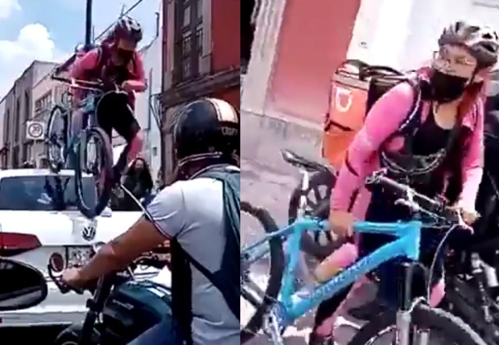 Al ver la ciclovía invadida por un vehículo, una repartidora de comida pasó por encima de éste con su bicicleta (CAPTURA) 