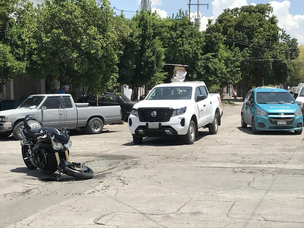 Un joven de 22 años de edad que viajaba en una motocicleta deportiva, resultó lesionado tras ser impactado por una camioneta en la ciudad de Torreón. (EL SIGLO DE TORRÉON)