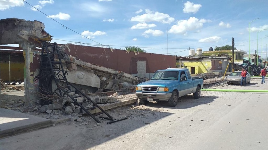 Por lo menos tres vehículos resultaron dañados tras el derrumbe de la placa de concreto.