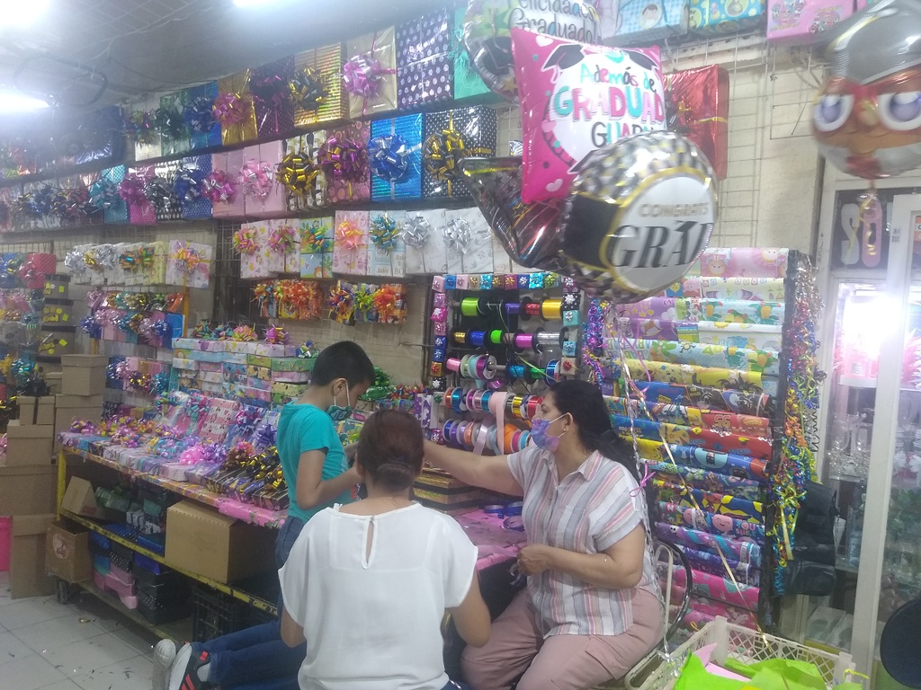 Los comerciantes varían sus productos en fechas importantes y ahora surtieron mercancía con motivo de las graduaciones escolares. (MARY VÁZQUEZ)