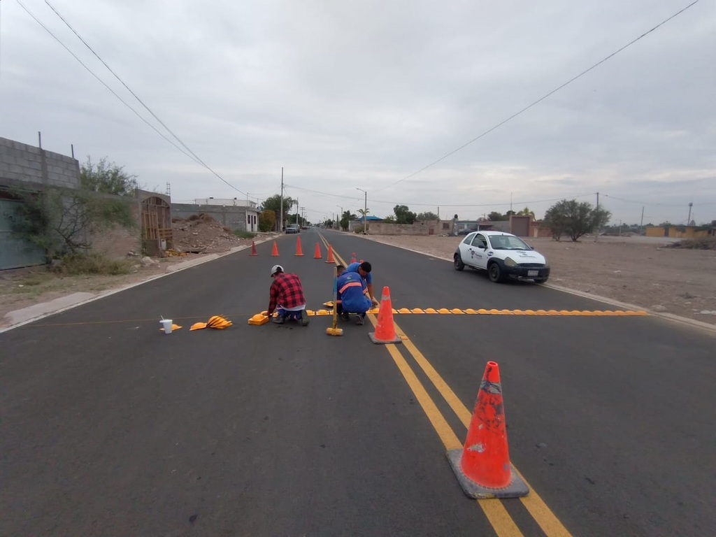 Luego de reclamos de vecinos, se instalaron reductores de velocidad sobre la calle De Los Actores, en Rincón La Merced de Torreón. (EL SIGLO DE TORREÓN)