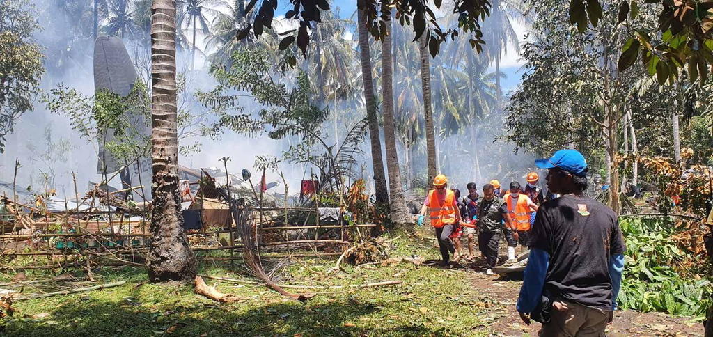 El accidente de un avión militar en el sur de Filipinas ha dejado al menos 45 muertos y 53 heridos, mientras los equipos de rescate buscan a al menos 5 personas entre los restos calcinados del aparato. (EFE)