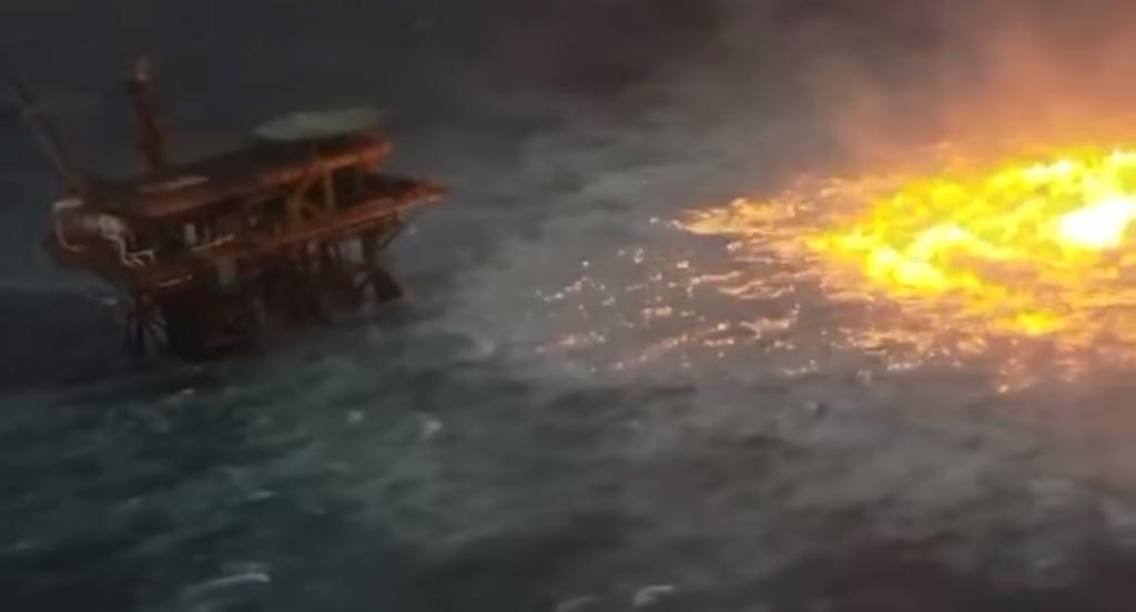 Luego de que diera a conocer a través de una publicación en Facebook el ojo de fuego que se generó en ducto de Pemex en Campeche, el capitán de la Marina Mercante, Faustino Suárez mencionó la importancia de que las autoridades informen a la población sobre los problemas que afectan el entorno en el que se desarrollan. (ESPECIAL)