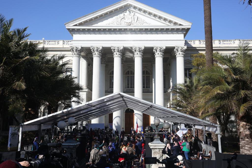 Un grupo de constituyentes ligados a las protestas sociales de 2019 en Chile irrumpieron este domingo en el acto inaugural de la redacción de la nueva Carta Magna exigiendo el cese de la represión policial y pidiendo liberar a manifestantes detenidos, lo que obligó a suspender temporalmente la cita. (EFE) 

 