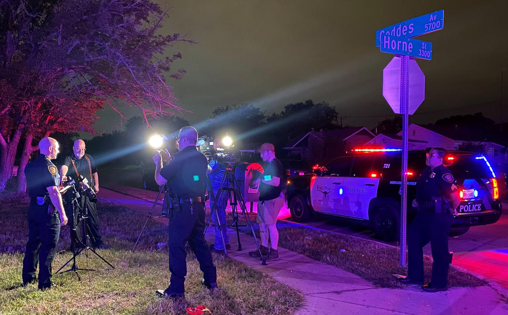 Ocho personas resultaron heridas la madrugada del domingo en un tiroteo cerca de un lavado de autos en Fort Worth en el que parece que se usaron varias armas, dijo la policía de la ciudad texana. (AP)