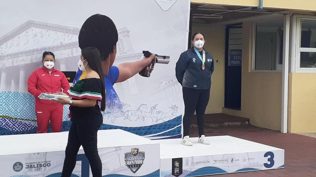 Mari José Batrez Santillán, le dio a Durango la primera presea en tiro deportivo en la especialidad de 10 metros pistola aire, dentro de los Juegos Nacionales Conade 2021. (CORTESÍA)