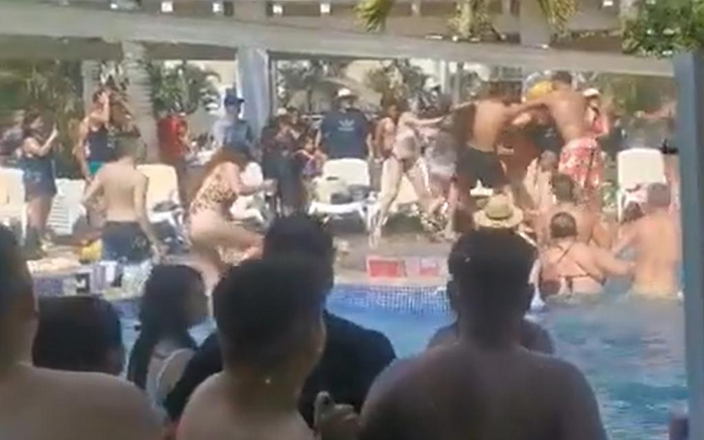 A través de redes sociales se difundieron las imágenes que muestran a los turistas irse a golpes unos contra otros en el área de piscina de un hotel en Mazatlán (CAPTURA) 