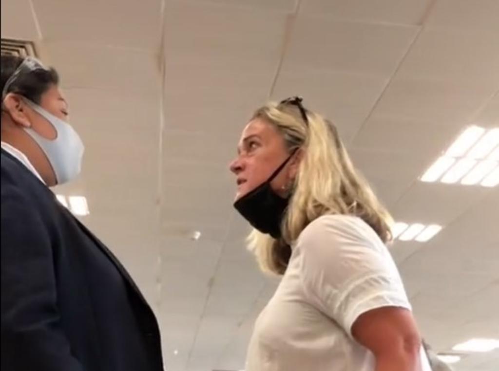 Este fin de semana en TikTok se volvió viral el video de una mujer estadounidense agrediendo verbalmente al personal del Aeropuerto Internacional de Cozumel. (TIKTOK) 