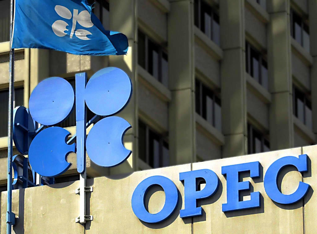 Es su tercer intento de acordar un aumento de la oferta de petróleo a partir de agosto, y ha vuelto a fracasar. La alianza OPEP+, liderada por Arabia Saudí y Rusia, ha pospuesto la decisión hasta nuevo aviso, con lo que mantiene en vilo a los mercados y al alza los 'petroprecios'. (ESPECIAL) 