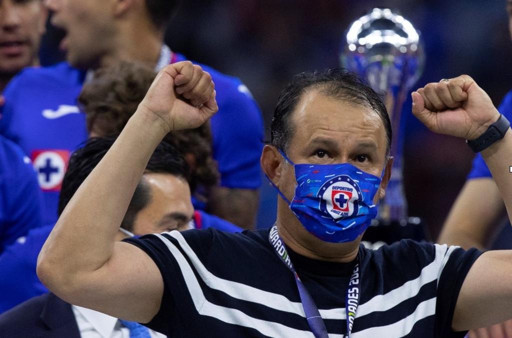 Cruz Azul anunció la renovación de contrato con Juan Reynoso por dos años más, con video incluido y una cadena de tuits desde que se anunció su fichaje el 2 de enero, hasta videos donde el técnico aseguraba que no se les podía escapar el campeonato. (ARCHIVO) 
