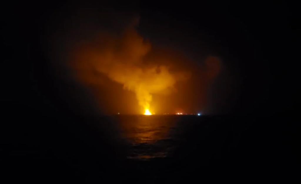 Pemex informó que tormentas eléctricas y presencia de gas en superficie del mar ocasionaron el incendio en la sonda de Campeche. (ESPECIAL)