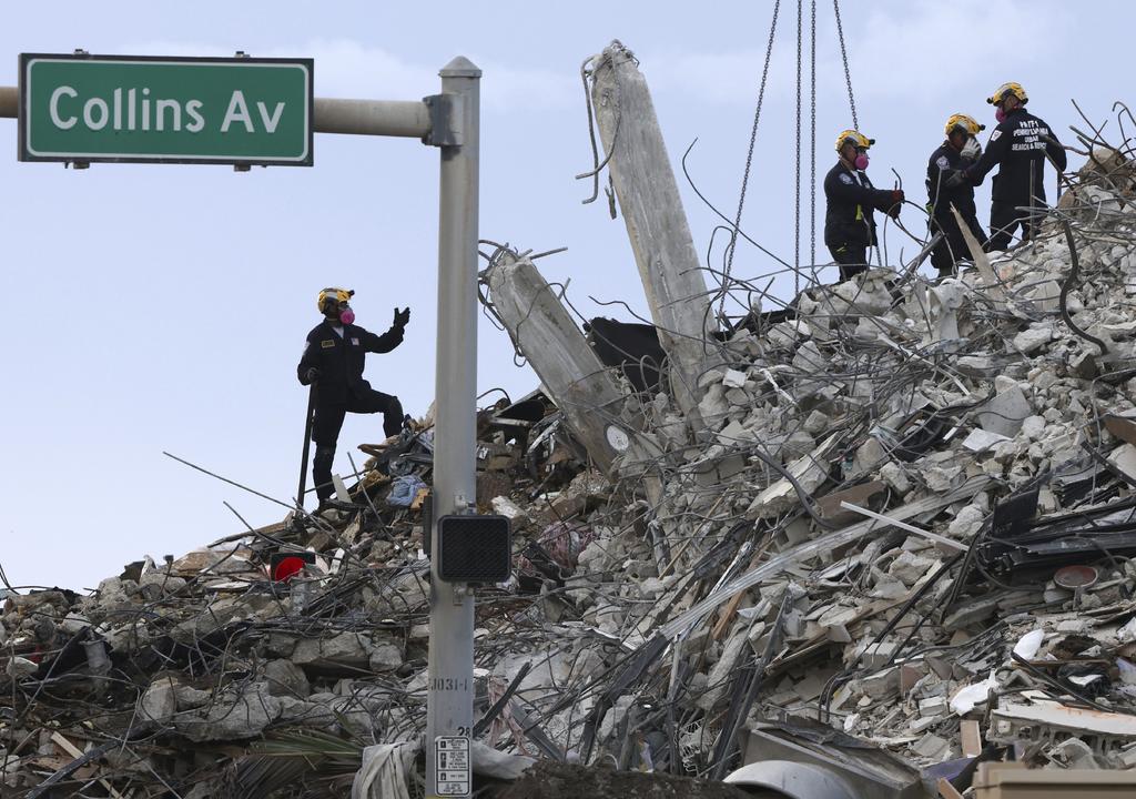 Un cuerpo más fue extraído este lunes de los escombros en el lugar donde se erigía el edificio Champlain Towers South en Surfside (Miami-Dade), que este domingo fue totalmente derruido, con lo cual son 28 los fallecidos en el derrumbe ocurrido hace doce días. (AP)