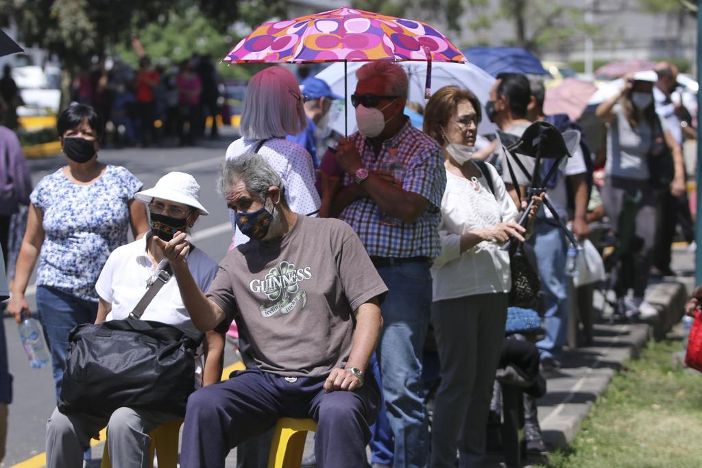 En la última semana en Jalisco el número de casos activos de COVID-19 incremento 62%, el de hospitalizaciones 17% y la positividad en las pruebas realizadas 5%, por lo que el gobierno del estado anunció que reforzará la vigilancia de la implementación de las medidas sanitarias en los negocios. (ARCHIVO)