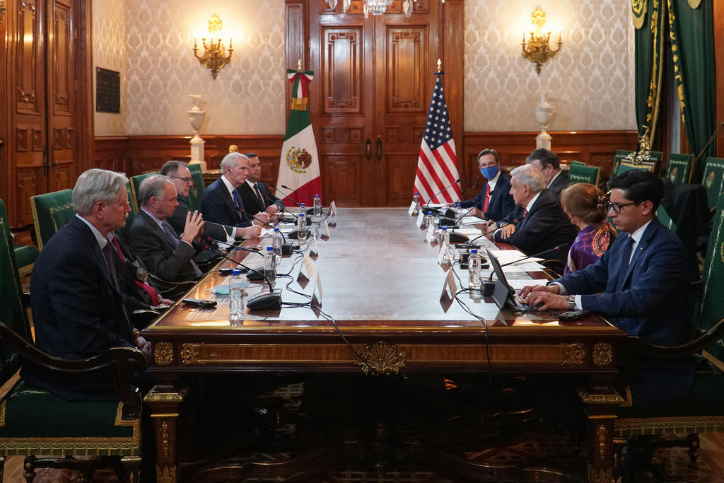 El presidente Andrés Manuel López Obrador subió esta noche a sus redes sociales una fotografía en donde se encuentra en Palacio Nacional con cinco senadores de Estados Unidos, además del encargado de negocios, John Creamer. (ARCHIVO)