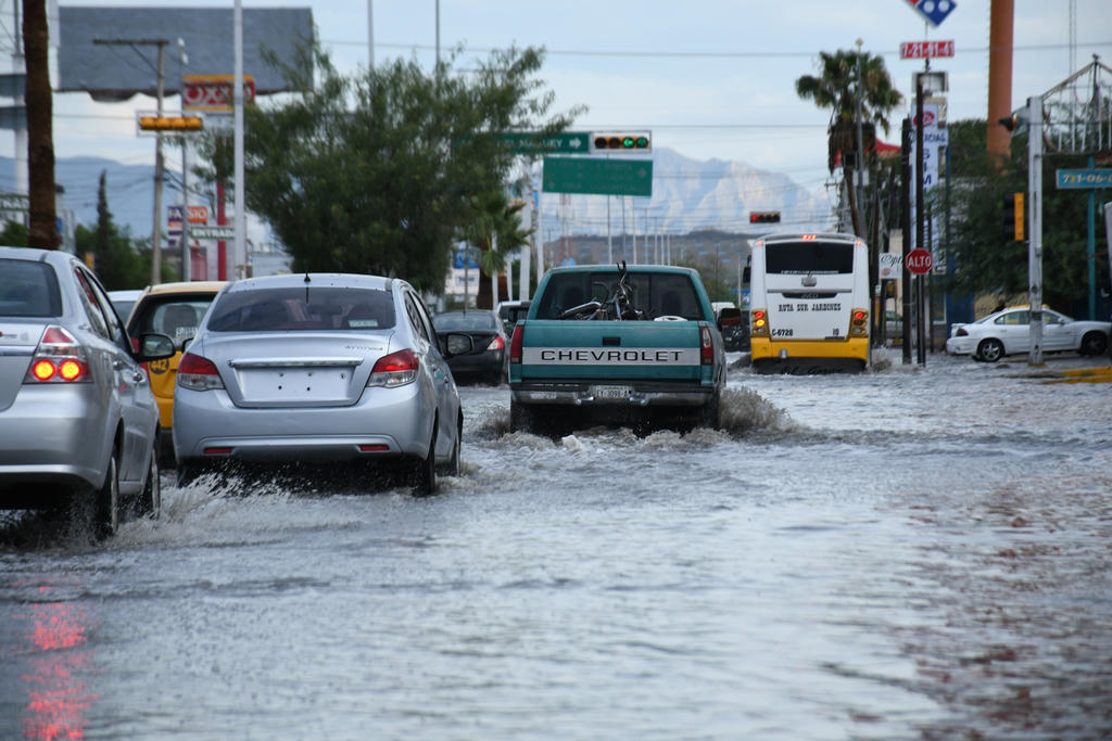 Los alrededor de 28 milímetros de precipitaciones que se registraron durante la madrugada de hoy martes en Torreón dejaron puntos con inundaciones y algunas afectaciones al tráfico vehicular, así lo reportaron autoridades municipales.
(FERNANDO COMPEÁN)