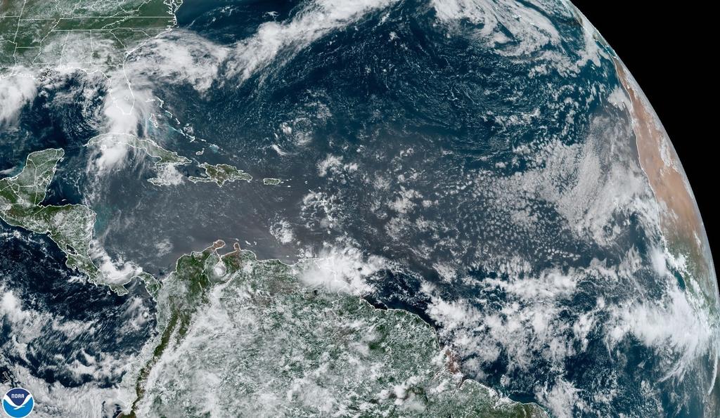 Los Cayos y la costa oeste de Florida están en situación de emergencia ante la llegada de la tormenta tropical 'Elsa', cuyas lluvias y aparato eléctrico dificultan ya las tareas de los rescatistas que buscan víctimas del derrumbe en Miami-Dade, que, aun así, han dado en las últimas horas con cuatro cuerpos más. (EFE) 

 