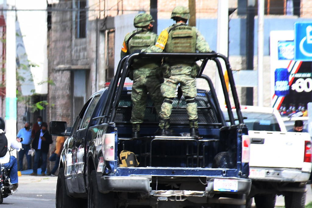 Alejandra Ceniceros Chairez, fundadora del refugio para mujeres violentadas, informó que uno de los fenómenos que se presentaron en el 2020, fue que la mayoría de los casos atendidos, fueron de parejas de militares, de policías estatales e incluso de comandantes originarios de la capital del estado.
(ARCHIVO)