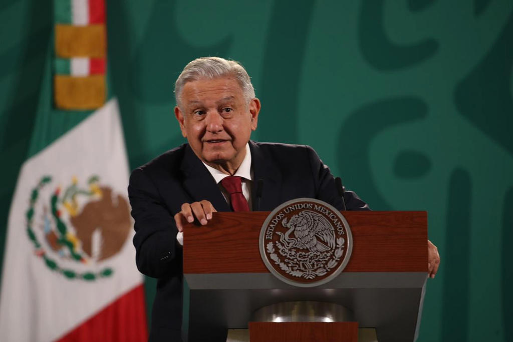 López Obrador ha denunciado que comenten “traición a la patria” los abogados que trabajan para empresas extranjeras que “quieren seguir saqueando a México”, al actuar contra decisiones de su Gobierno, como un reforma energética que da prioridad a empresas estatales frente a las privadas, y que está paralizada en los tribunales.
(EL UNIVERSAL)