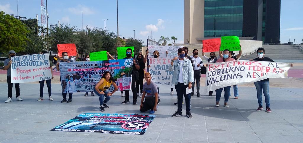 “Señor presidente, ni amuletos ni detentes, porque el presidente piensa que con amuletos o con detentes se cura una enfermedad que sabe que puede contagiar a nuestra familia y a nosotros mismos”, dijo una de las jóvenes que se manifestó.
(EL SIGLO DE TORREÓN)