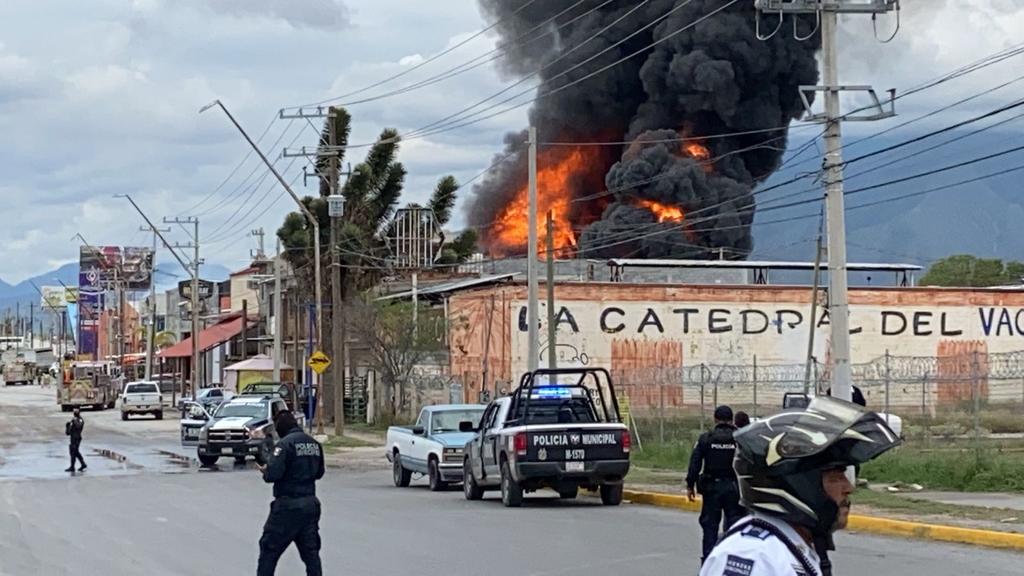 Un fuerte incendio se registra al interior de una comercio ubicado en la colonia Loma Linda.