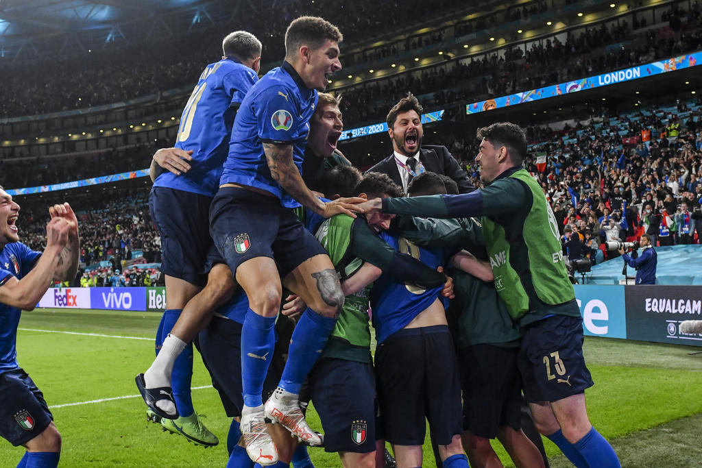 Italia y España se disputaron el primer partido de la semifinal de la Euro 2020, un partido que terminó en empate con el primer gol anotado a favor de Italia en el minuto 60 por Federico Chiasa y luego por España, hecho por Alvaro Morata, tras irse a la prorroga y no conseguir mover el marcador, el partido concluyó en penales con lo que Italia consiguió el pase a la final.
