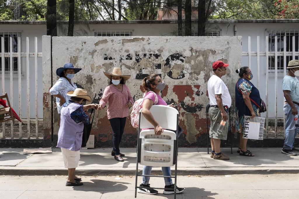 Jubilados del Instituto Mexicano del Seguro Social (IMSS) denunciaron que desde hace cinco años el gobierno federal los ha despojado de sus ahorros, los cuales se les descontaba vía nómina y se depositaban en la subcuenta 'Cesantía y vejez' para su retiro y que se guardaban en una cuenta individual a nombre de cada uno de los trabajadores, a través de una Afore. (ARCHIVO)