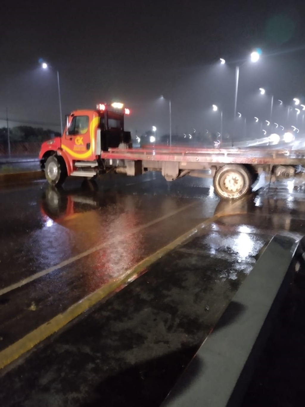 La grúa terminó en medio de los dos carriles centrales de la vialidad, obstruyendo el paso de los vehículos. (EL SIGLO DE TORREÓN)