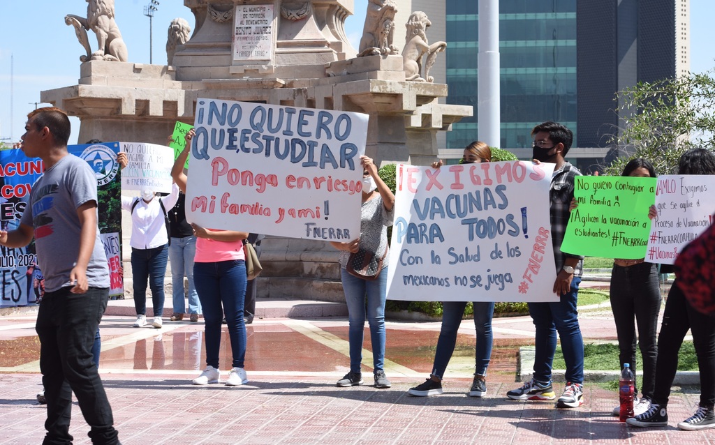 Los jóvenes estudiantes se plantaron en la Plaza Mayor con pancartas para exigir al Gobierno federal que los vacune contra el COVID. (JESÚS GALINDO)