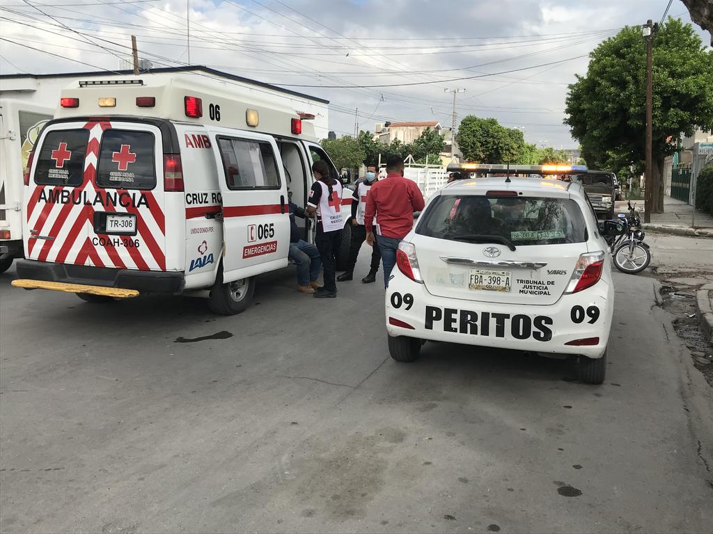 El accidente ocurrió cerca de las 9:45 de la mañana de este miércoles en el cruce de la avenida Cipreses y la calle Heliotropos de dicho sector habitacional.
(EL SIGLO DE TORREÓN)
