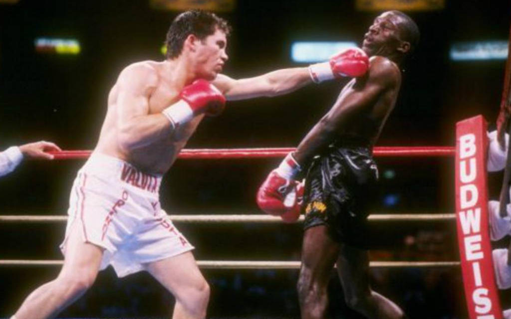 El 7 de julio de 1985, el gran campeón mundial mexicano, Julio César Chávez, acabó técnicamente en dos rounds con el estadounidense Roger Mayweather. (ESPECIAL)