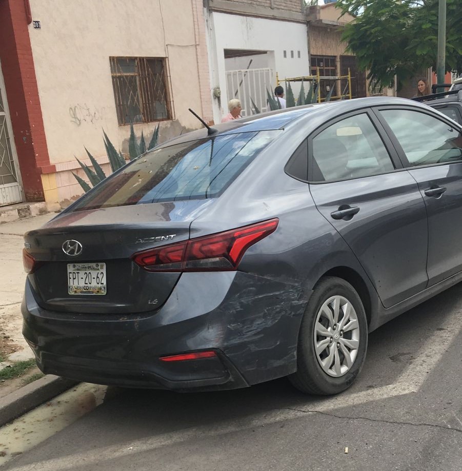Choque en la zona Centro de Torreón deja daños en tres vehículos; uno de ellos estacionado