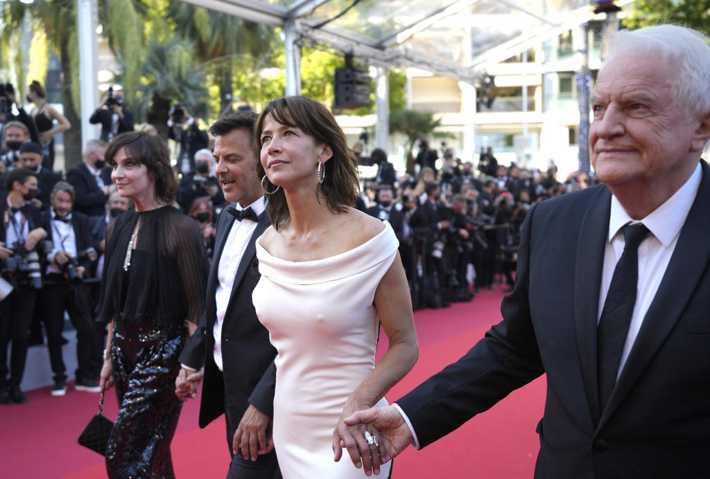 Sophie Marceau, de blanco, e Isabelle Huppert, de negro, aportaron la elegancia y el glamour francés en la alfombra roja del Festival de Cannes para el estreno de 'Tout s'est bien passé', de François Ozon.

