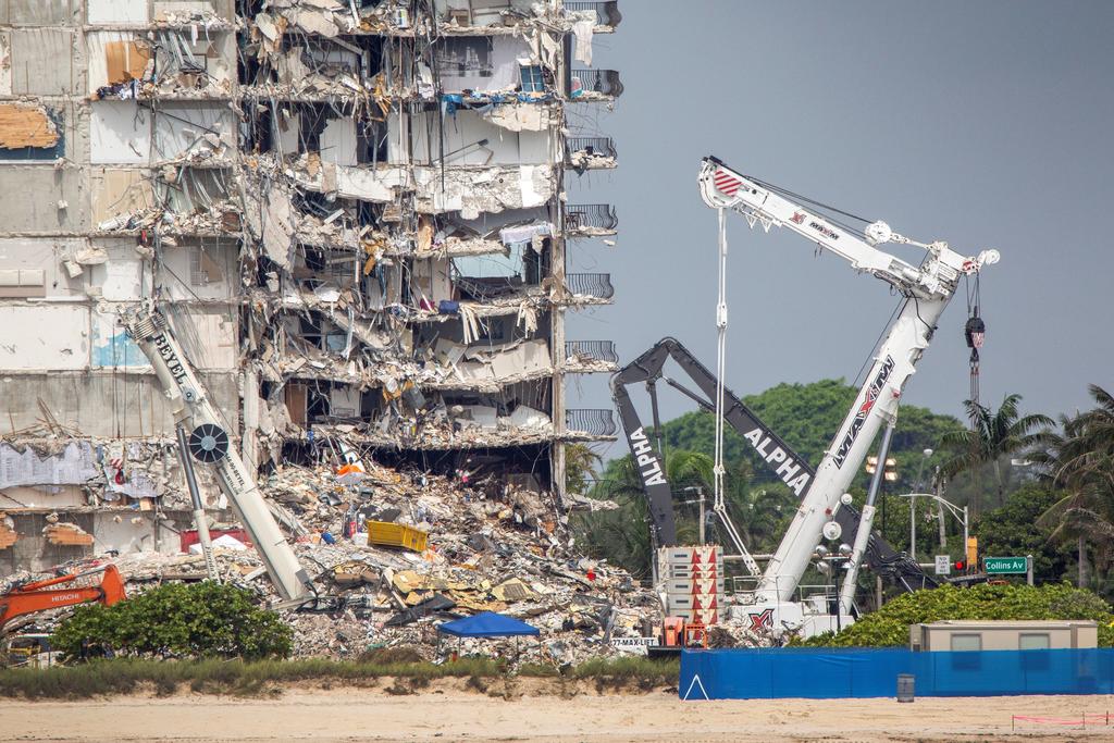 Los equipos de rescate han recuperado otros 8 cuerpos de los escombros del edificio en Surfside, en Miami-Dade (Florida, EUA), anunciaron este miércoles las autoridades, que han tomado la 'difícil decisión' de pasar de la fase de búsqueda y rescate a la de 'recuperación de cuerpos'.
