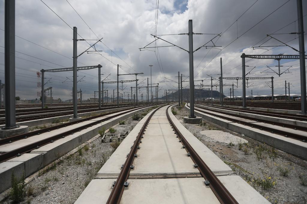 Se cumplen siete años del inicio de obras del tren interurbano México-Toluca, uno de los grandes proyectos del sexenio de Enrique Peña Nieto convertido hoy en un proyecto colmado de retrasos y sobrecostos que el Gobierno actual busca inaugurar en 2024. (EFE)