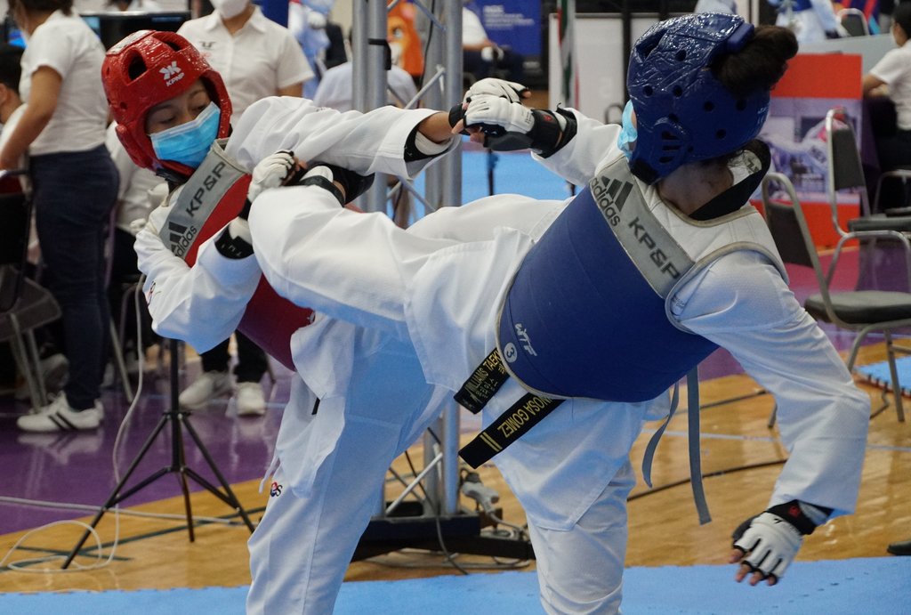Los combates, en los Juegos Nacionales CONADE, se desarrollan en el Gimnasio Nuevo León Unido, con los representantes de todo el país. (ESPECIAL)